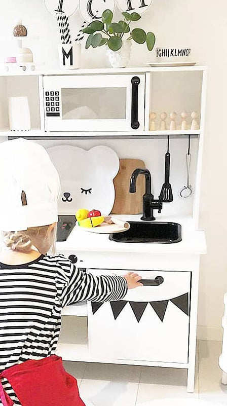 Söt liten kock leker loss