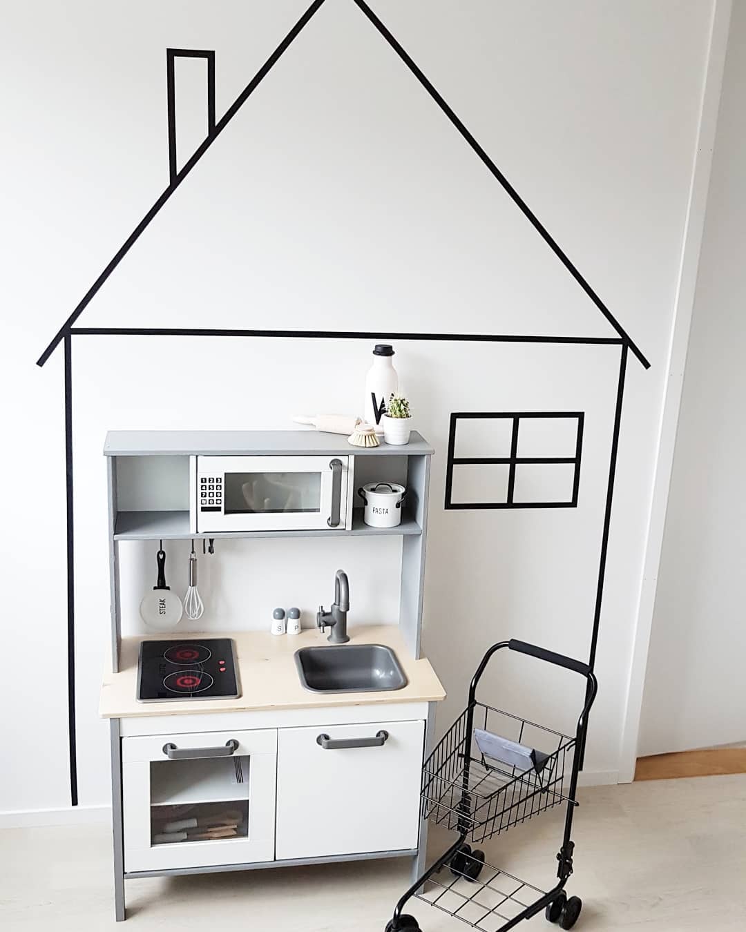 Fint inramat kök i ett litet hus