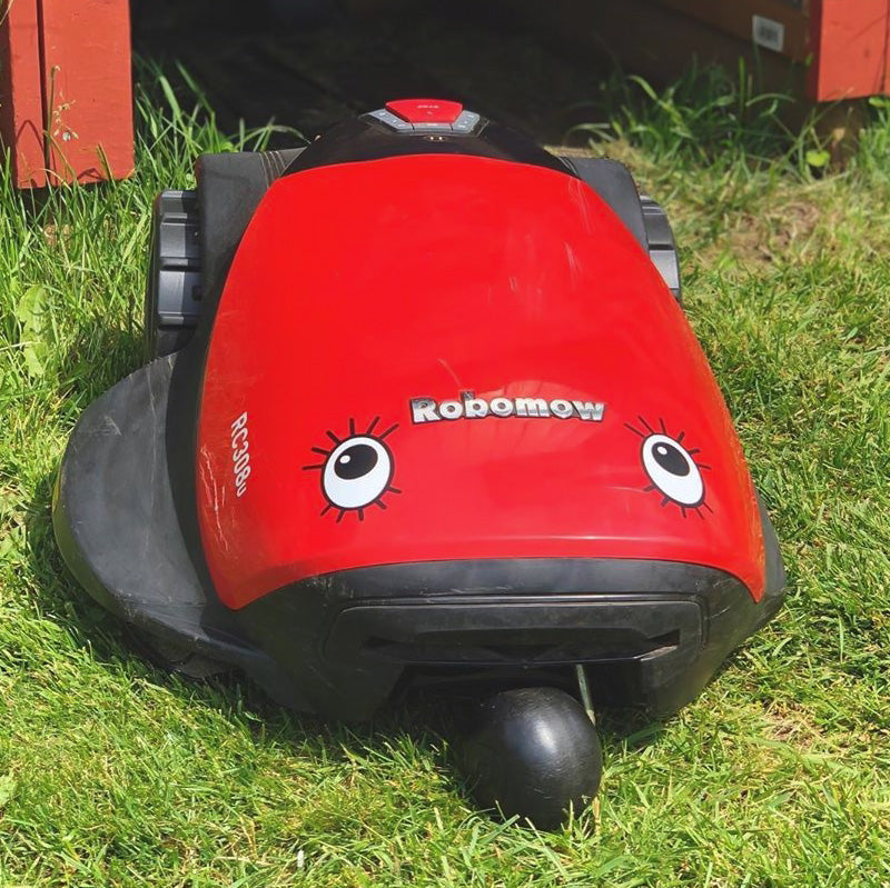 Robban — robotgräsklippare med alerta ögon från Kulform
