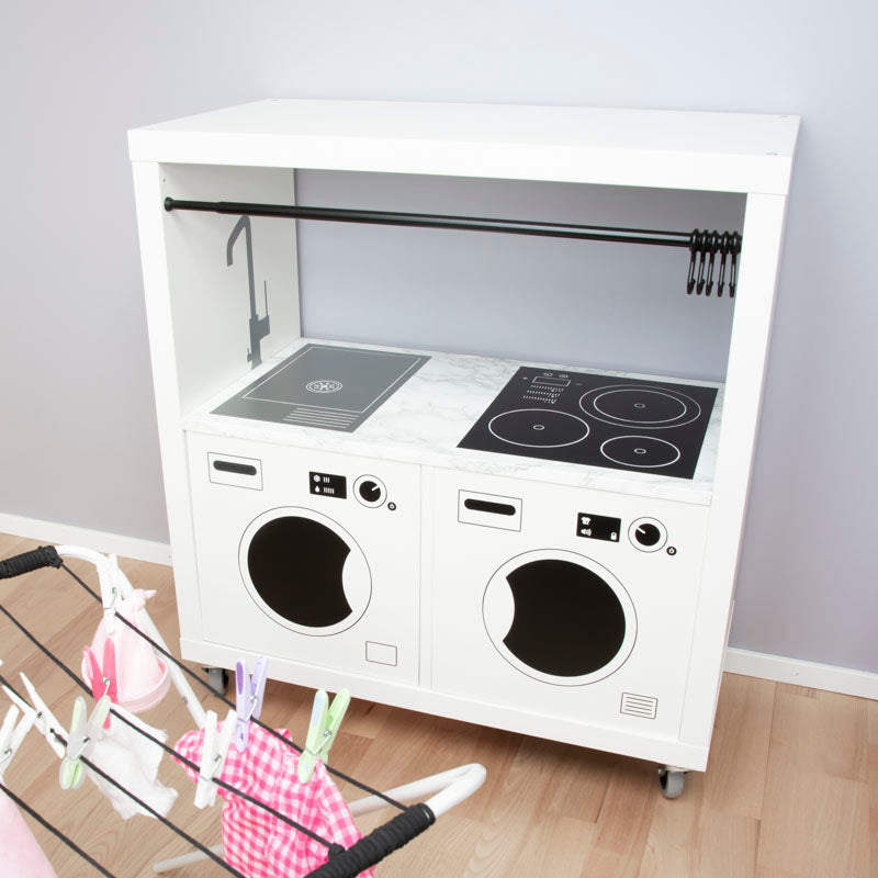 En tvättstuga med tvättmaskin och torktumlare