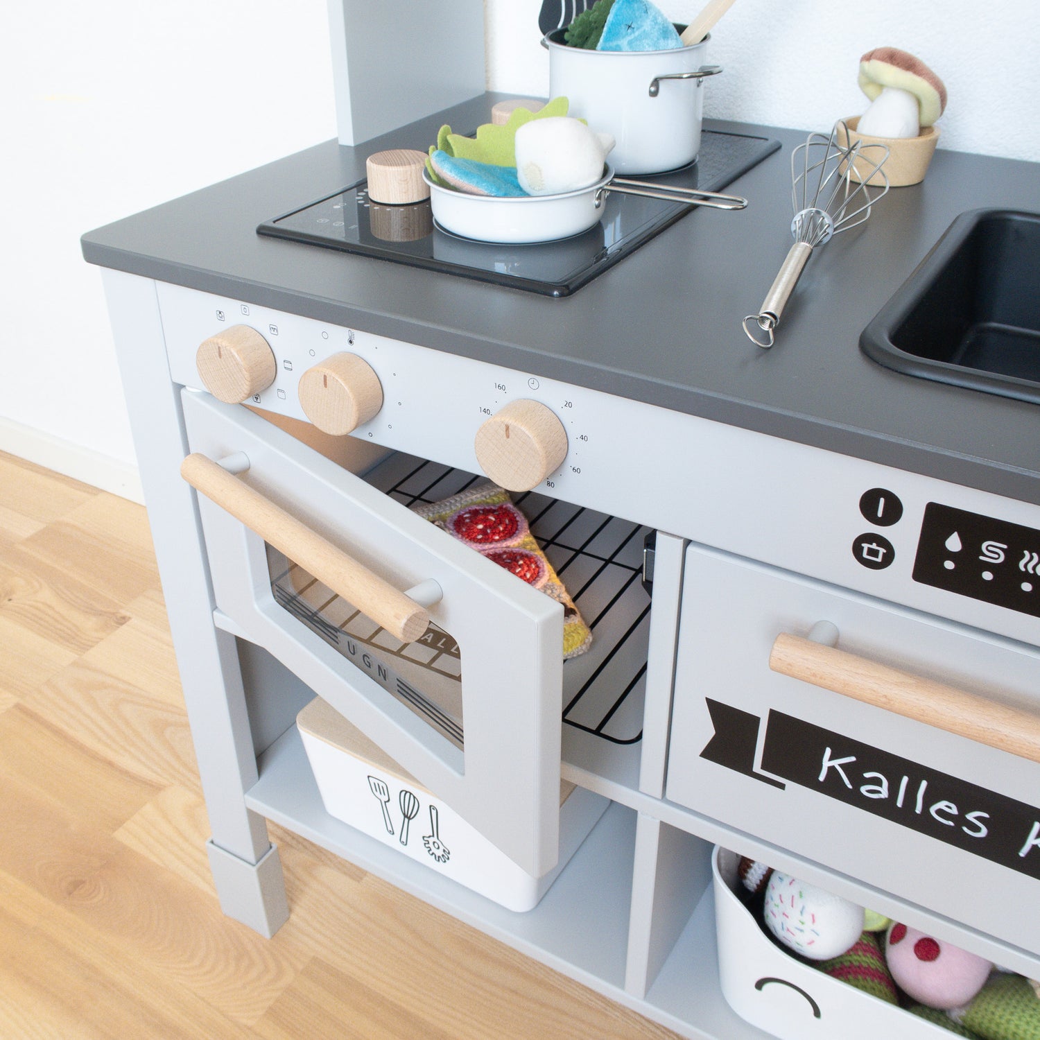 Liten lampa i leksaksugnen lyser upp vid pizzabakning
