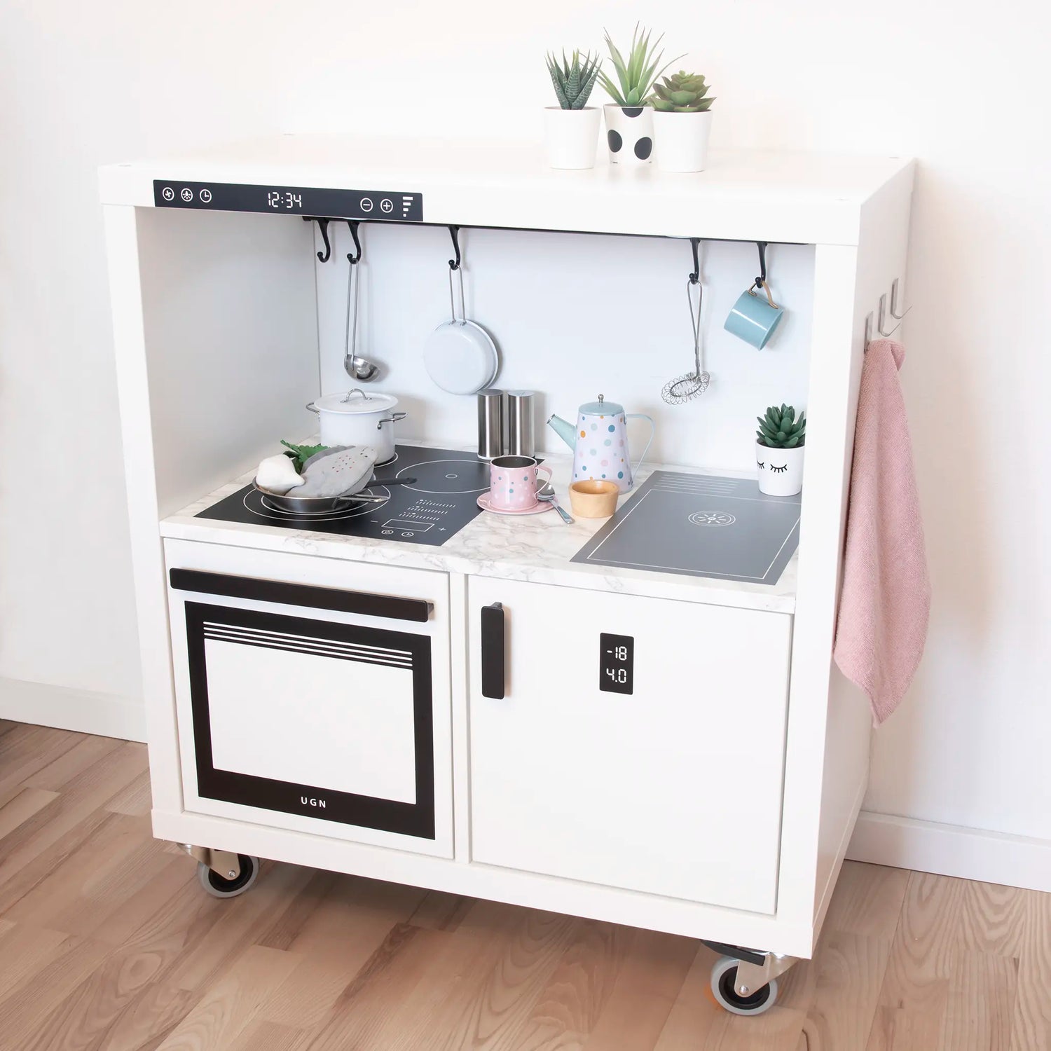 Kallax-hylla med leksakskök på hjul för flexibel placering