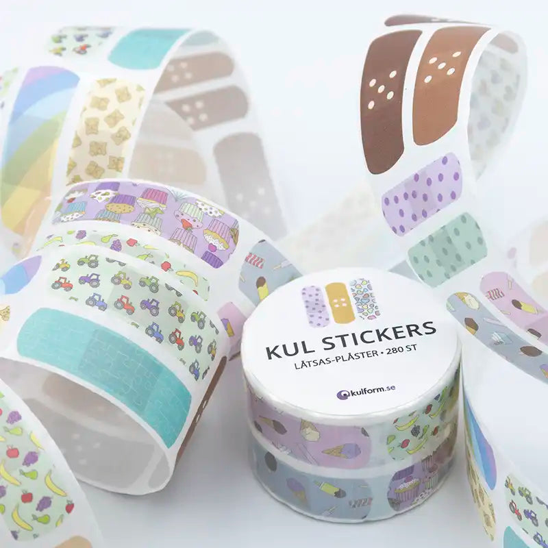 Låtsas-plåster på rulle! Stickers till alla nallar och dockor som trillar och slår sig i leken.
