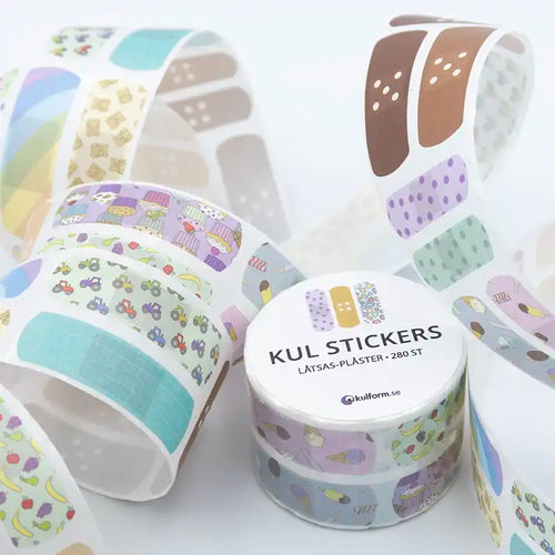 Låtsas-plåster på rulle! Stickers till alla nallar och dockor som trillar och slår sig i leken.