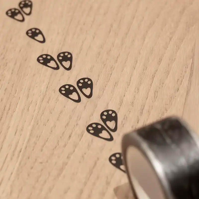 Spår efter påskharen på trägolv