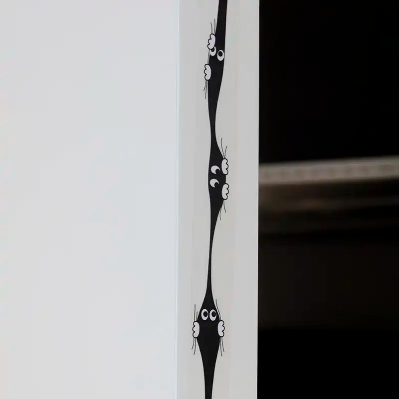 Det är inte bakom dörren de gömmer sig. Det är inuti den!