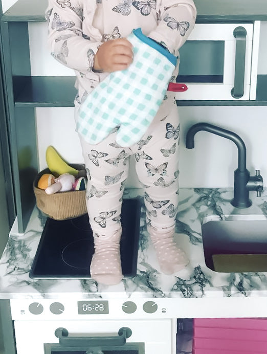 Liten kock stökar i köket