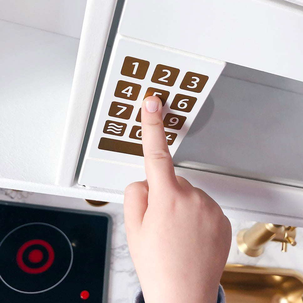 Ivriga fingrar trycker på guldknapparna