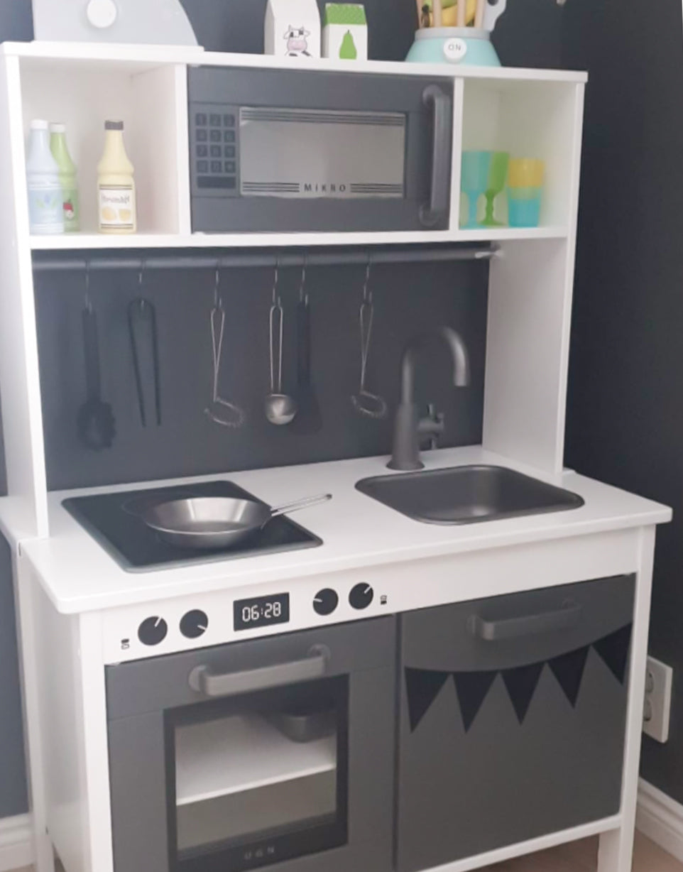 Vitt och grått med svarta detaljer