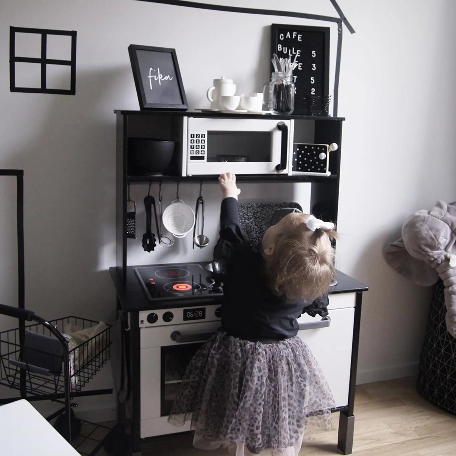 Liten kock i farten vid leksaksköket hemma hos Nelly Stig