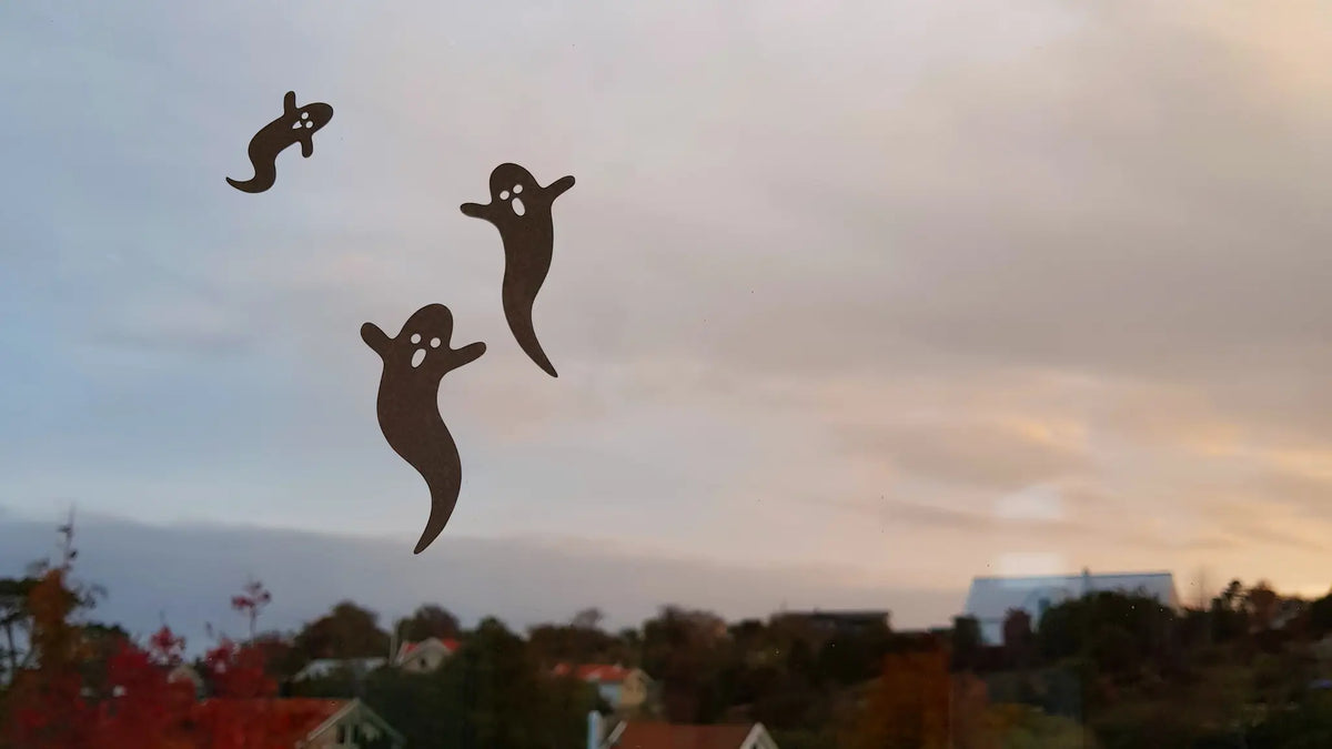 Lagom läskiga spöken som dekor på fönster i skymningen