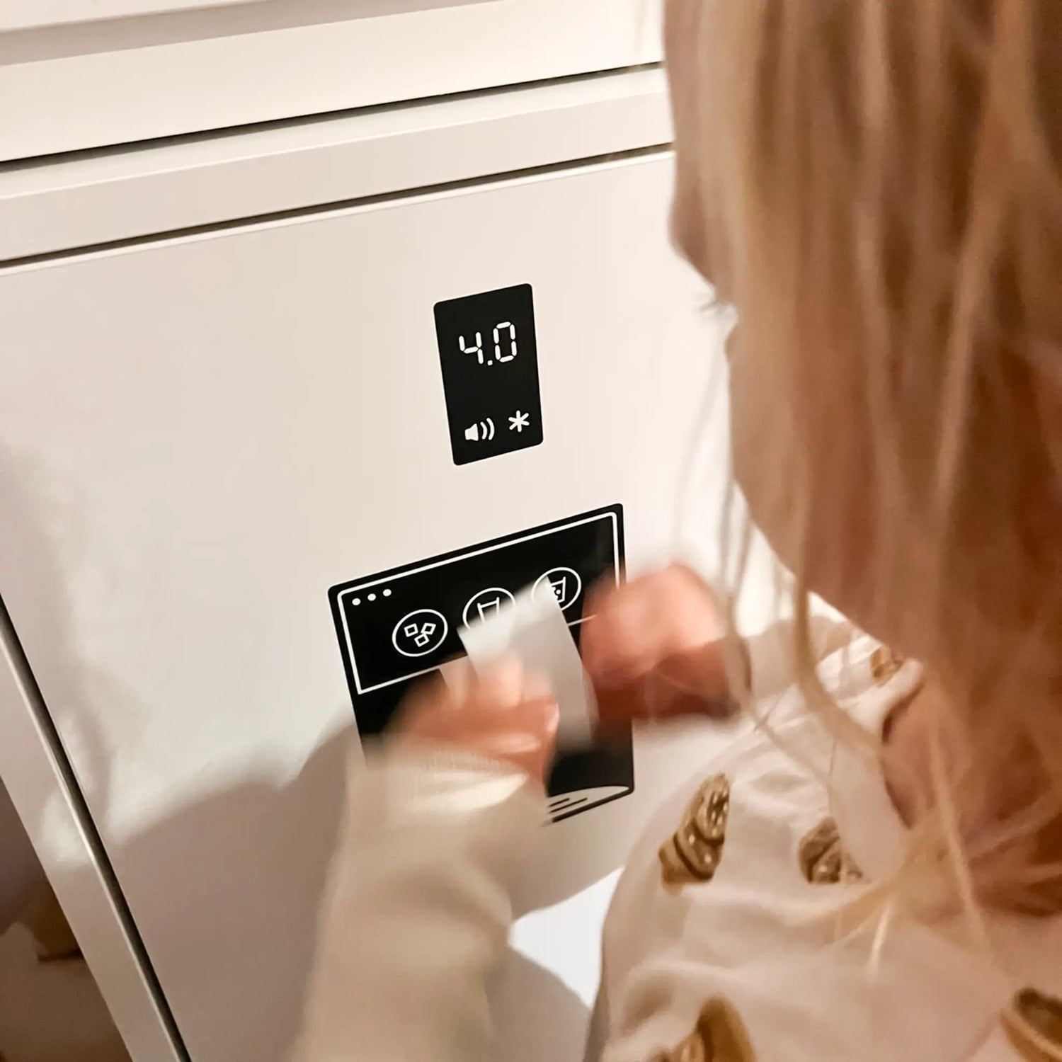Leksakskök med kylskåp och vattenautomat hemma hos Anna Källfors