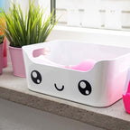 Med ett gulligt Kawaii-ansikte passar lådan perfekt i barnrummet.