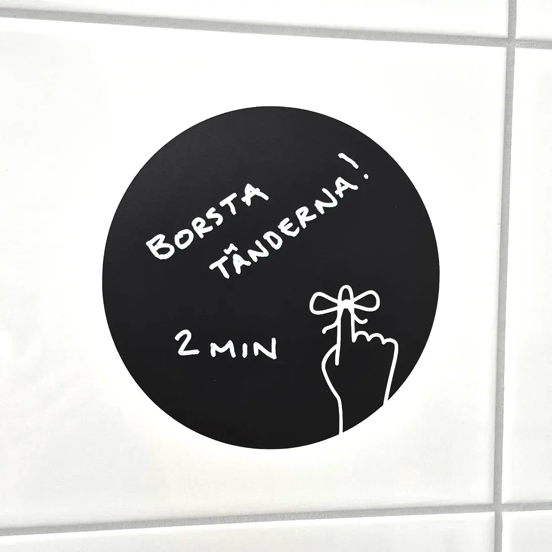 Kom ihåg-tavla på vägg i badrum med en påminnelse om att borsta tänderna (i 2 minuter)!