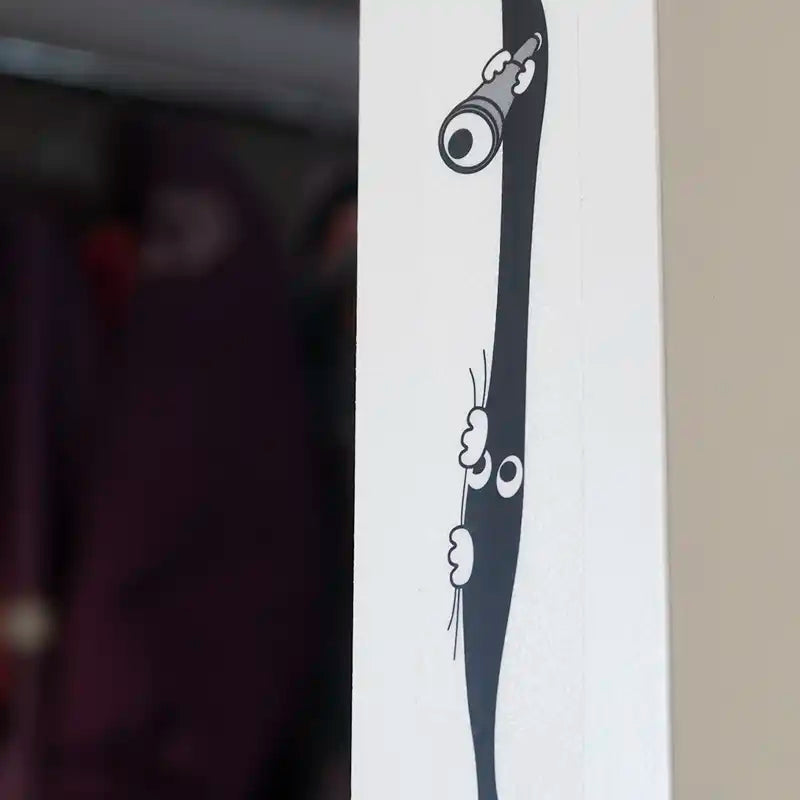 Det bor alltså någon inne i själva dörren?