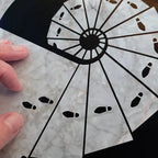 Spår efter Nisse i trappa som leder ner under golvet!