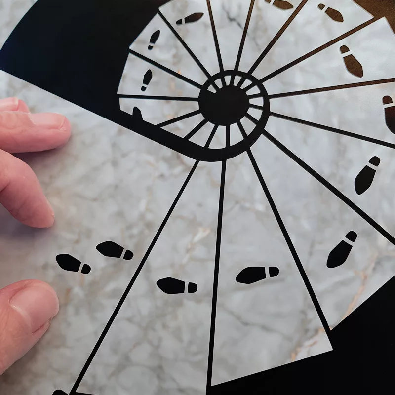 Spår efter Nisse i trappa som leder ner under golvet!