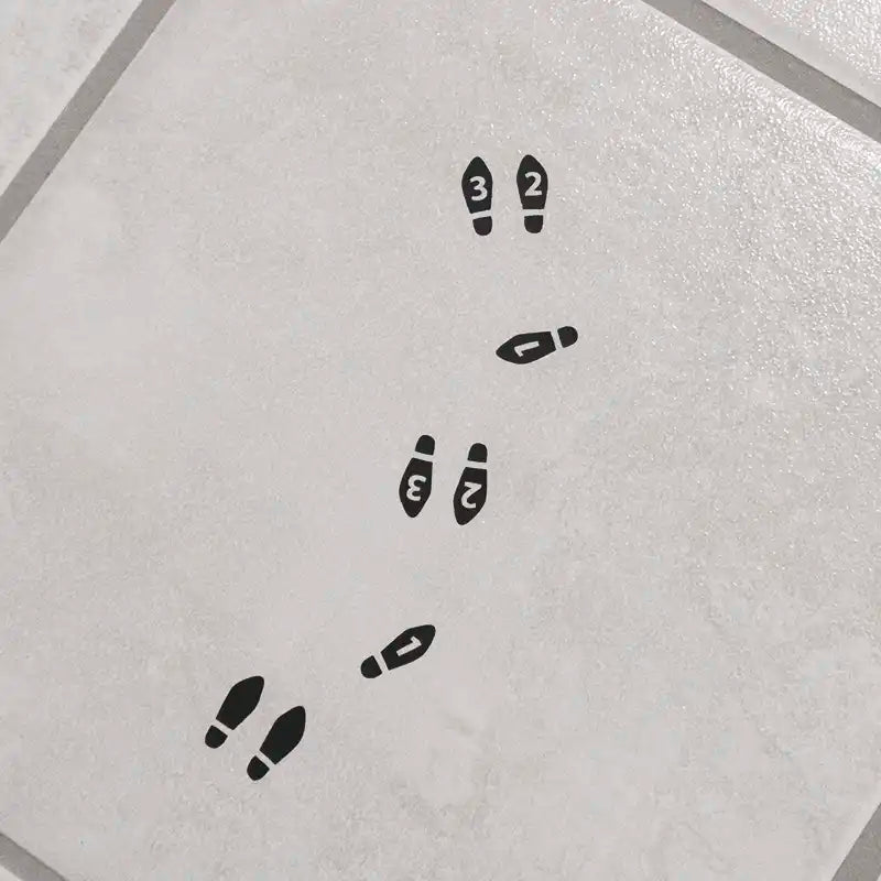 Här har Nissen dansat loss i badrummet. Spår efter Steg efter Nisse som dansar wienervals! syns på golvet.