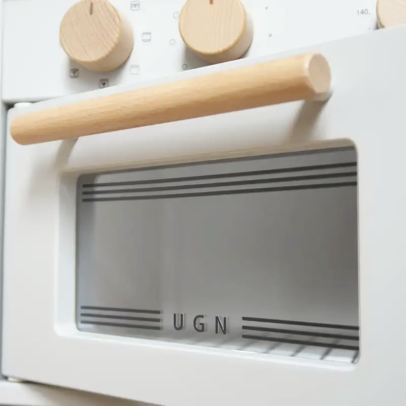 Ugnsluckan i Silltrut-köket har dekor på fönstret.