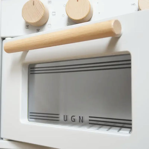 Ugnsluckan i Silltrut-köket har dekor på fönstret.