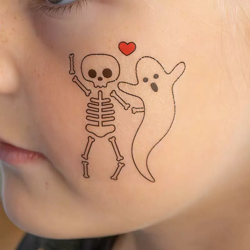 Skelettet och spöket är bästa kompisar. Motivet blir en alldeles lagom läskig tatuering till Halloween.