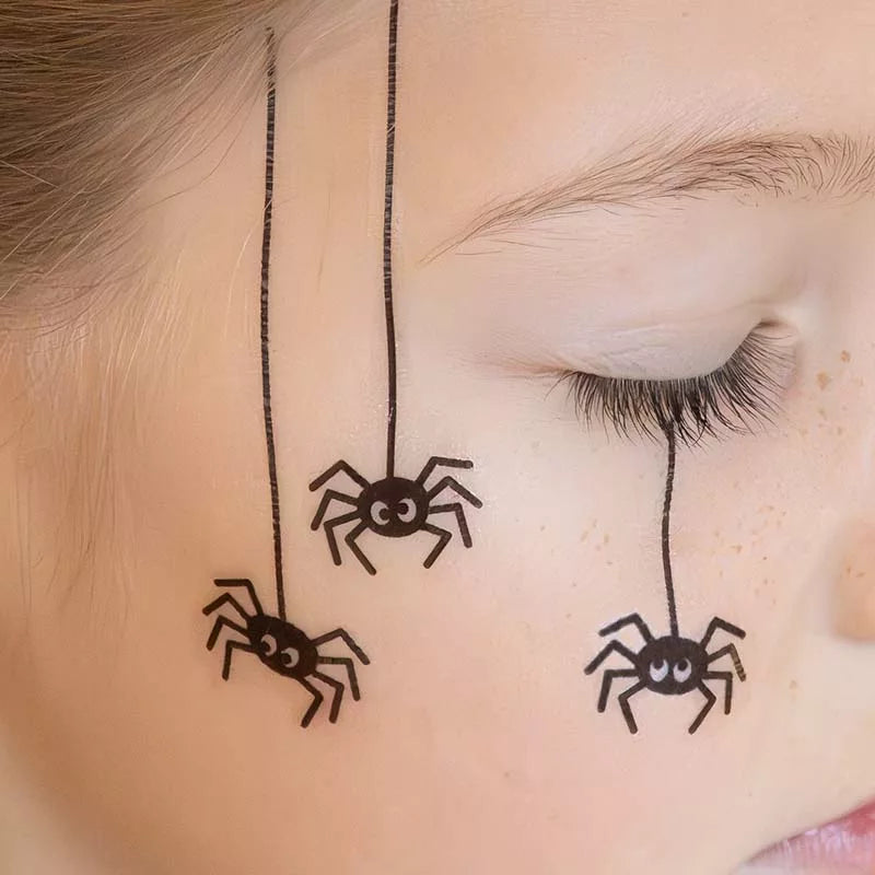 Söta spindlar på en söt kind.