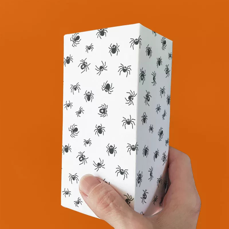 Litet paket med presentpapper fullt av spindlar