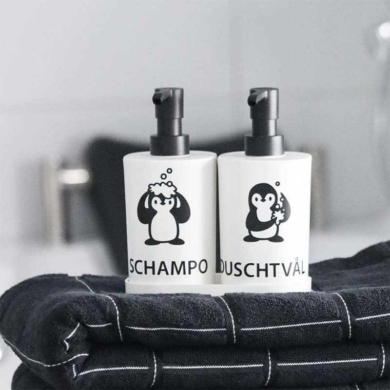Flaskor med schampo och duschtvål