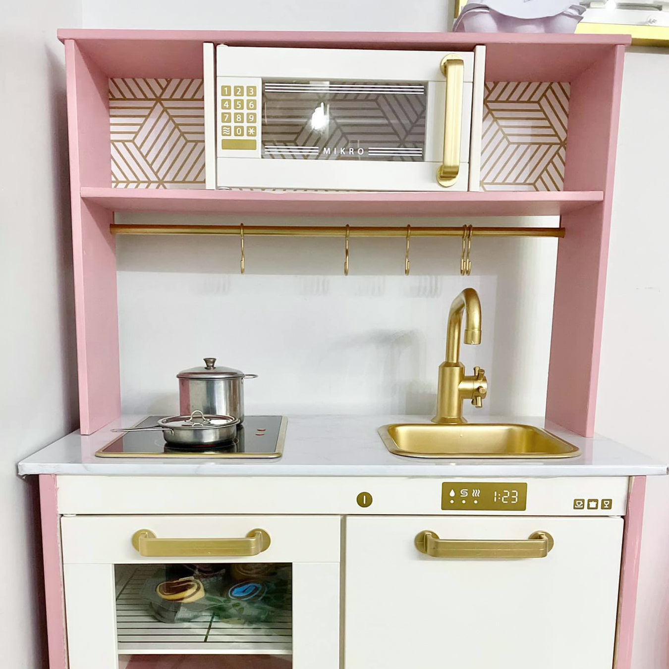 Leksakskök i rosa och guld hemma hos April i USA