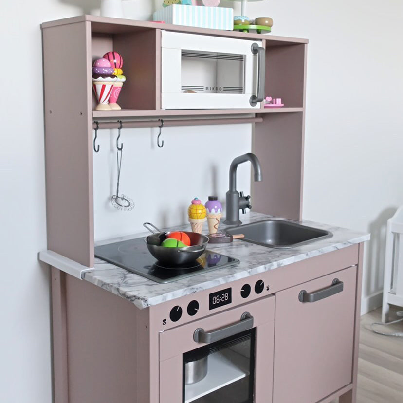 Drömmigt leksakskök i rosa hemma hos familjen Westerath