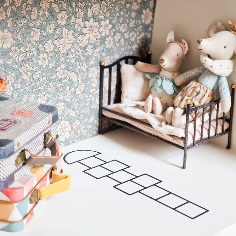 Liten hage på golvet i dockskåpet.