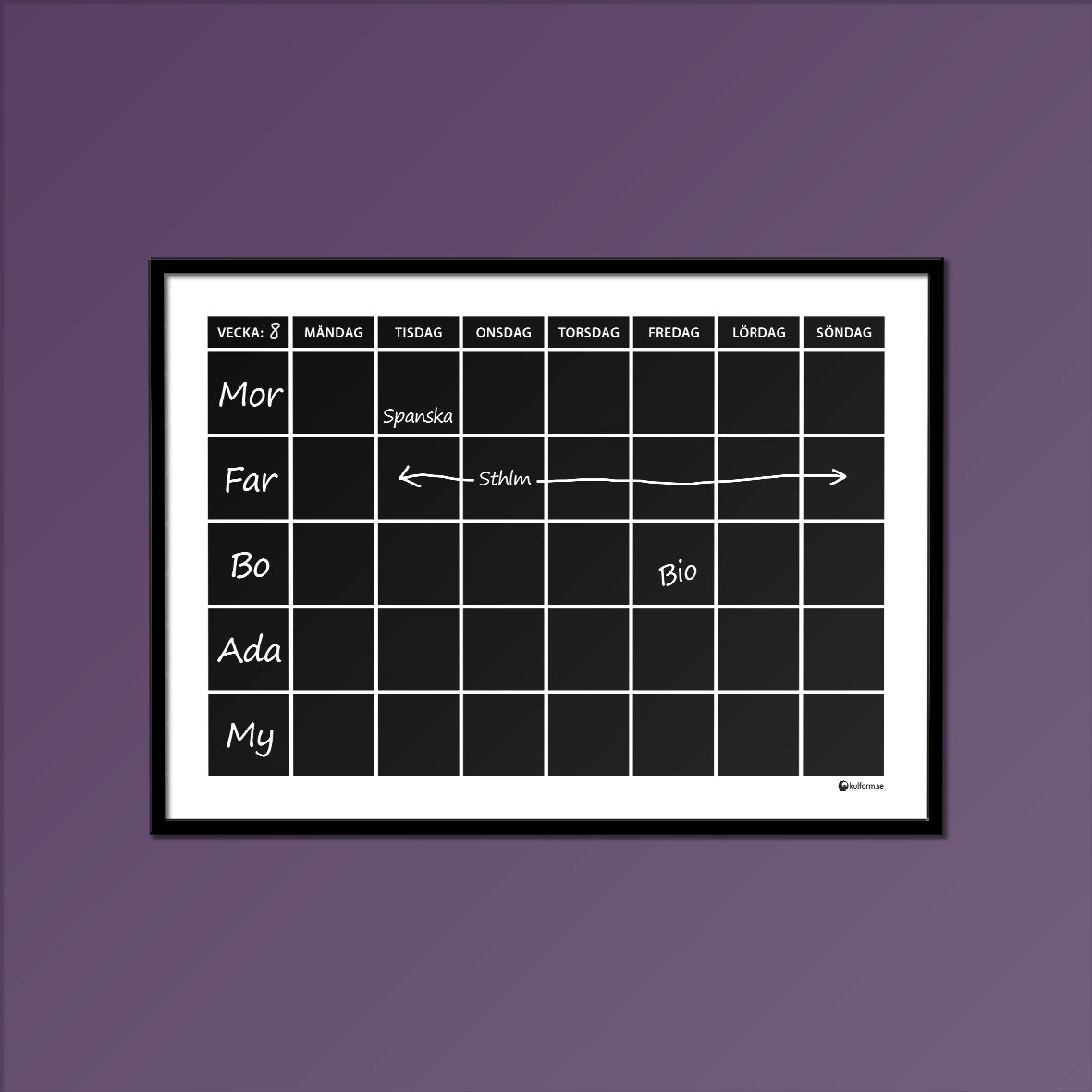 Inramad planeringstavla med namn ifyllda